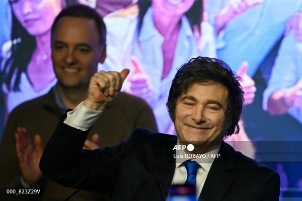 26일(현지시간) 부에노스아이레스에서 중간선거 결과가 발표된 뒤 하비에르 밀레이 대통령이  지지자들에게 손을 흔들고 있다. 사진제공/AFP통신