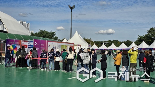 (사진/윤은중 기자) 지난 23일 ~ 26일까지 나흘간 안산 화랑유원지와 와~스타디움 일원에서 열린 ‘안산페스타 2025’ 통합축제 첫날(23일) 시민들이 줄지어 참여하고 있다.