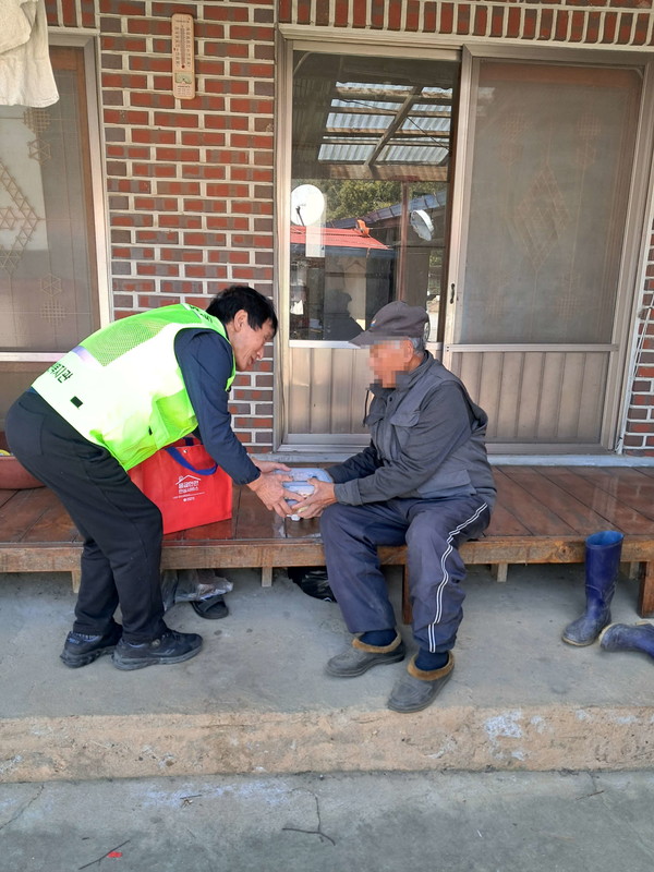 서천군이 동절기를 앞두고 지역내 결식우려 노인을 대상으로 생활안전 확인사업을 본격 추진한다. (사진/서천군 제공)