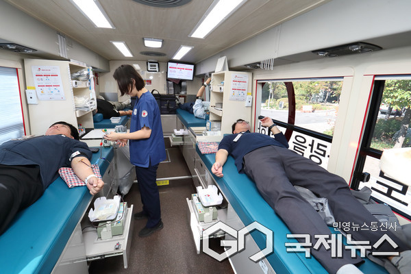 (사진제공=석유공사) 한국석유공사 임직원이 27일 울산 본사에서 사랑의 단체헌혈을 하고 있다