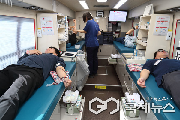 (사진제공=석유공사) 한국석유공사 임직원이 27일 울산 본사에서 사랑의 단체헌혈을 하고 있다