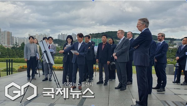 성희엽 미래혁신부시장이 재한유엔기념공원국제관리위원회 정기총회 참석자들과 함께 유엔기념공원을 둘러보며, 경관지구 관리방안’에 대해 설명하고 있다/제공=부산시