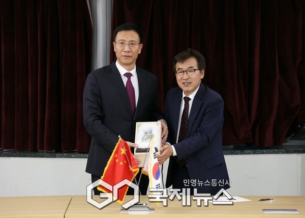 전형식 정무부지사는 27일 도청에서 장치시앙(張起翔) 중국 헤이룽장성 부성장 일행을 만나 양 지역 간 산업 협력과 교류 확대 방안을 논의했다/충남도청 제공 