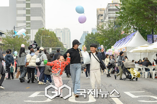 '양천가족 거리축제’를 즐기고 있는 가족들 [사진제공=양천구청]