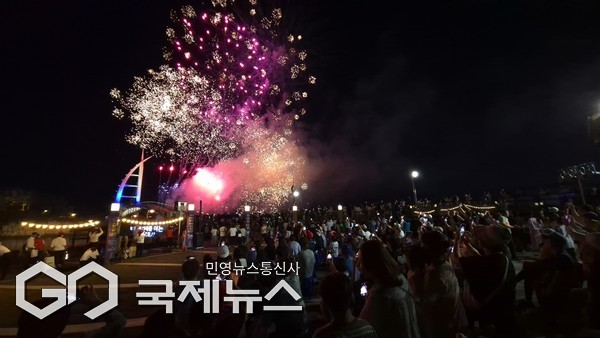 ‘금토금토 새연쇼’가 오는 10월 31일 폐막 공연은 서귀포 관악단과 합창단의 웅장한 오프닝 무대를 시작으로, 가수 반하나의 감성 짙은 발라드와 슬리피·비지·우싸이드&제이디의 에너지 넘치는 힙합 무대가 이어진다.[사진=서귀포시청]