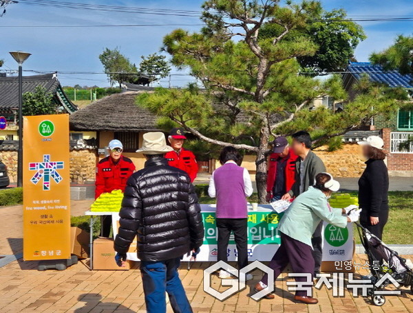 (사진제공/창녕군) 제39회 비사벌문화제에서 군민과 방문객을 대상으로 2025년 목재이용활성화 캠페인을 하고있다.