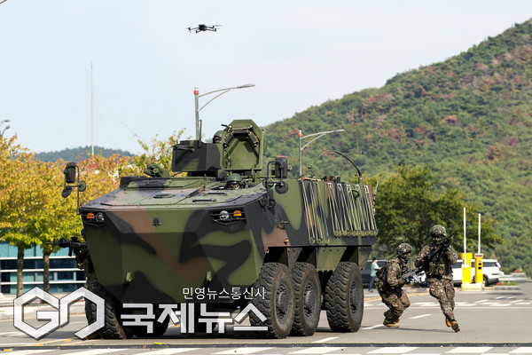 지난 26.일, 2025 국가대테러종합훈련 간 육군 50보병사단 장병이 대테러작전 투입을 위해 차륜형장갑차에서 하차하고 있다/제공=육군 53사단