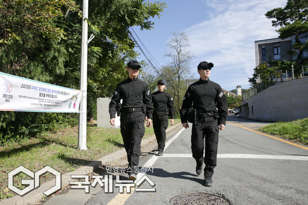 지난 27일, APEC 경호·경비작전에 참가한 육군 2작전사령부 장병이 기동순찰을   실시하며, 작전지역 내 위협요소를 점검하고 있다