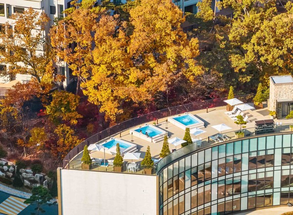 자쿠지에서 바라보는 안토 가을 풍경(사진=한화호텔앤드리조트)