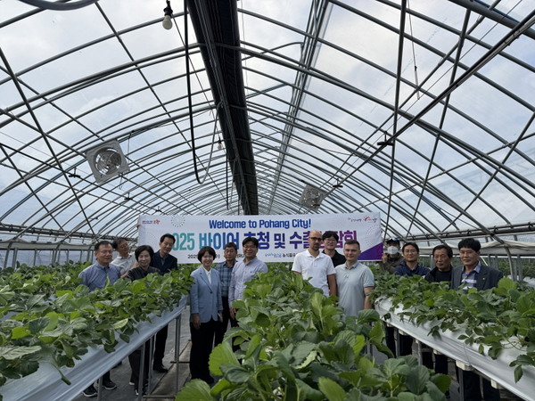 러시아와 일본 바이어들이 포항시 흥해읍 지역의 한 스마트팜 딸기 농장을 둘러보고 있다. (사진 = 포항시)
