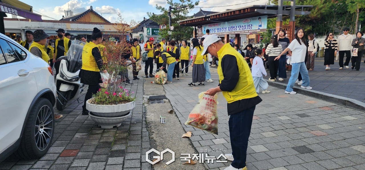 (제공=경주시) 황리단길 일원에서 환경정비 자원봉사에 나선 경주시 착한가격업소연합회