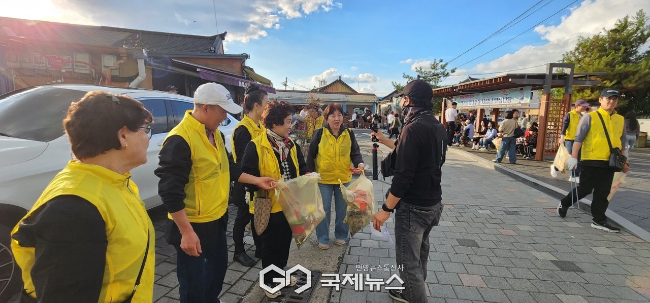(제공=경주시) 황리단길 일원에서 환경정비 자원봉사에 나선 경주시 착한가격업소연합회