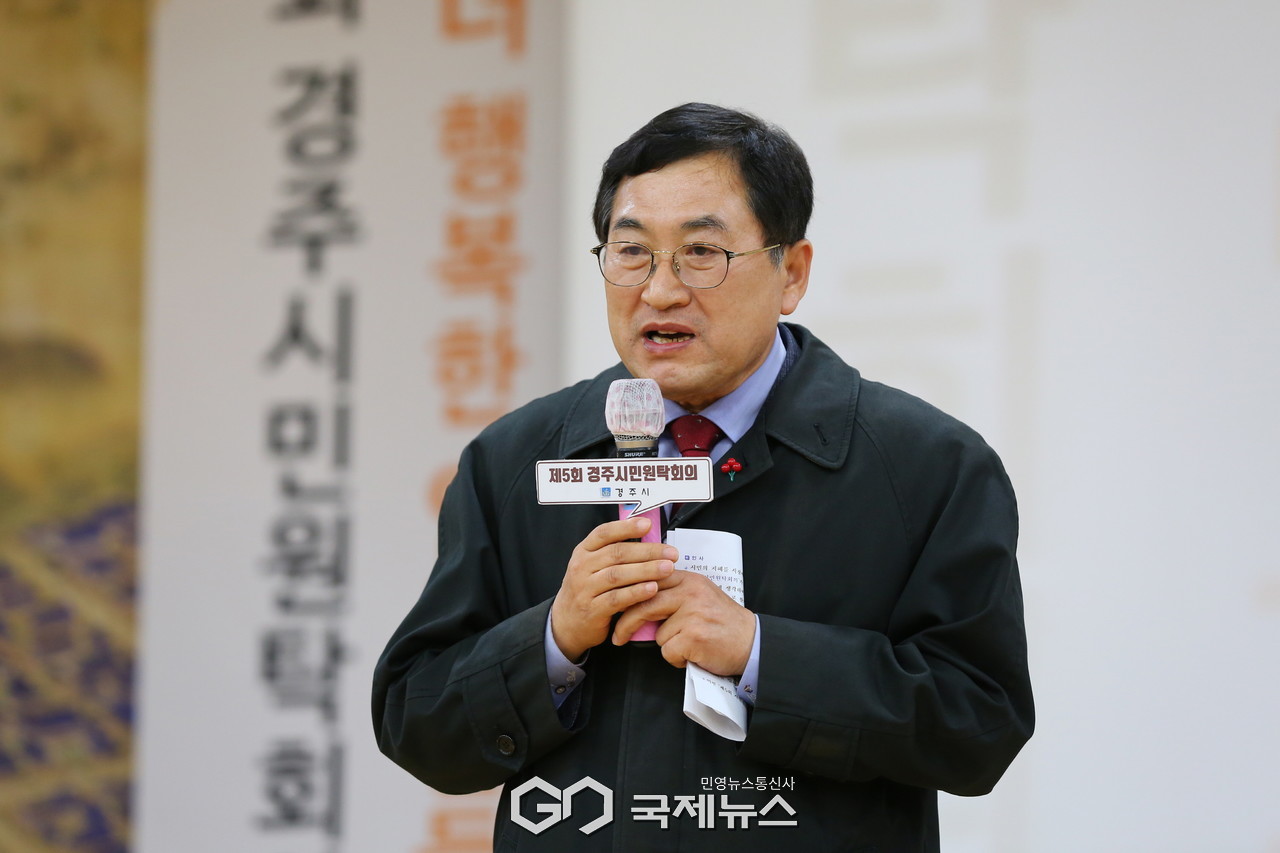 (제공=경주시) 북경주행정복지센터에서 열린 제5회 경주시민원탁회의, 시민 제안을 청취하고 인사말 하는 주낙영 경주시장
