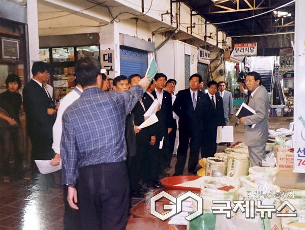 행정사무감사 기간 중 현지 확인에 나선 진주시의회(2003) 사진/진주시의회