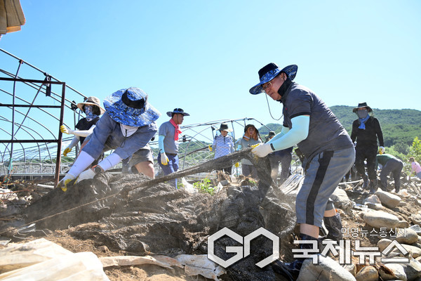 수해 피해 보구에 나선 진주시의원들(2025) 사진/진주시의회