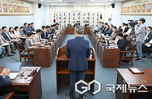 회기 아닌 때에도 시정 현안을 면밀히 다루는 간담회가 수시로 열린다(2025) 사진/진주시의회