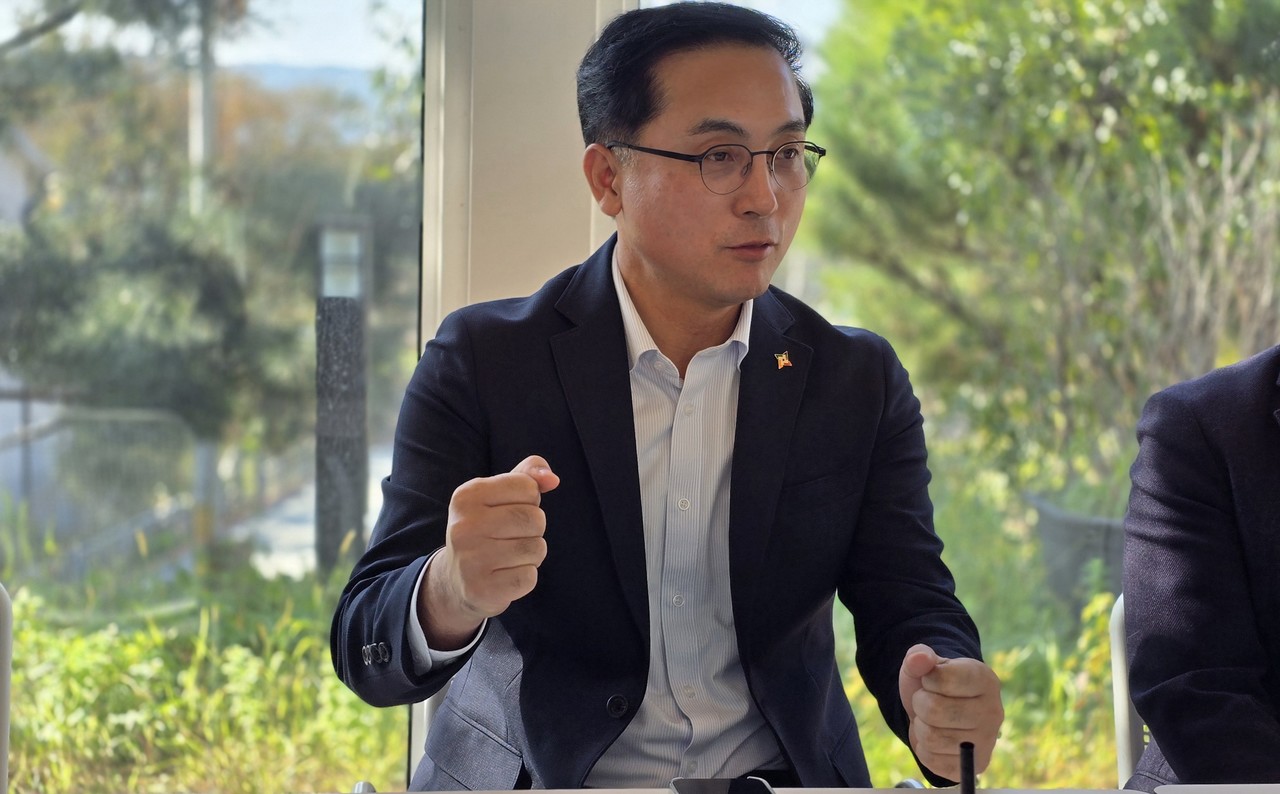 박희조 대전 동구청장이 29일 “대청호를 단순한 수자원이 아닌 생태·문화·관광이 융합된 복합공간으로 발전시키겠다”고 힘주어 말했다. /대전=이규성 기자