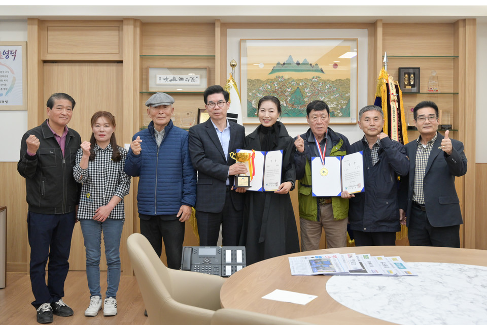 김광열 영덕군수가 평생학습 박람회에서 수상한 어르신들을 격려하고 있다.(사진제공=영덕군)