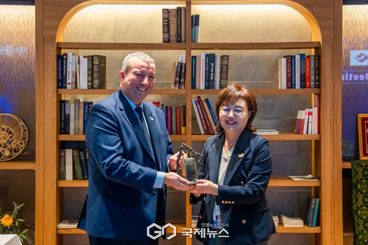 (제공=경북도) 다미앙 페레이라 주한 퀘벡정부 대표부 대표에게 선물을 전달하는 양금희 부지사