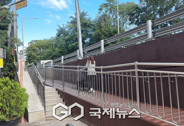 유모차 이용자가 새로 설치된 경사로를 이용하고 있다. [사진제공=강서구청]