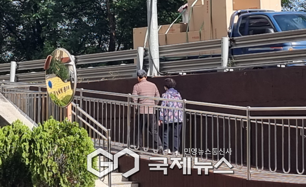 어르신들이 새로 설치된 경사로를 이용하고 있다. [사진제공=강서구청]