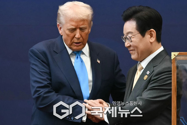 이재명 대한민국 대통령이 29일 경주 국립 경주 박물관에서 열린 명예 훈장 수여식에서 도널드 트럼프 미국 대통령과 악수를 하고 있다. (사진=AFP 국제뉴스)