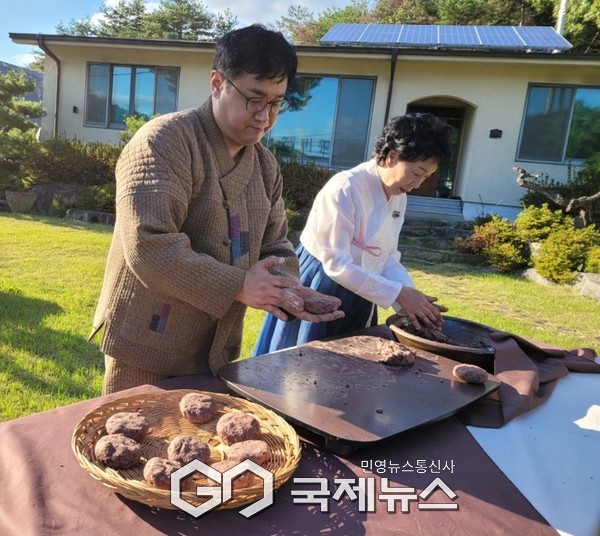 전통 소두장을 빚고 있는 김준영 대표와 최명희 대한민국식품명인 [사진제공=경북도청]
