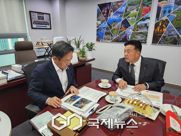 최재구 예산군수가 국회 예산결산특별위원회 강승규 의원을 만나 주요 현안사업을 설명하는 모습 /예산군청 제공