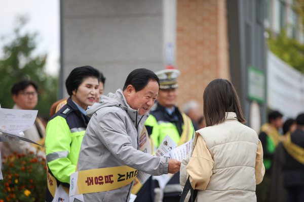 <사진설명=시민과 함께 다산가람초서 아동 안전 확보를 위한 캠페인을 실시하고 있는 주광덕 시장>
