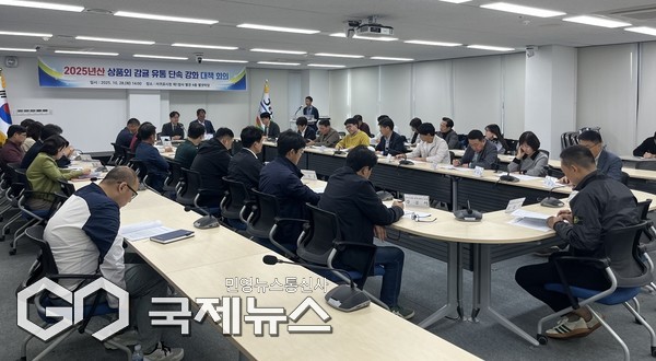 서귀포시는 지난 28일 읍·면·동장, 농·감협 유통 관계자, 농업인 단체장 등 30여명이 참석한 가운데 2025년산 상품외감귤 유통 단속강화 대책 회의를 개최하고 강력한 상품외감귤 단속 및 행정 조치에 나설 방침을 확고히 했다.[사진=서귀포시]