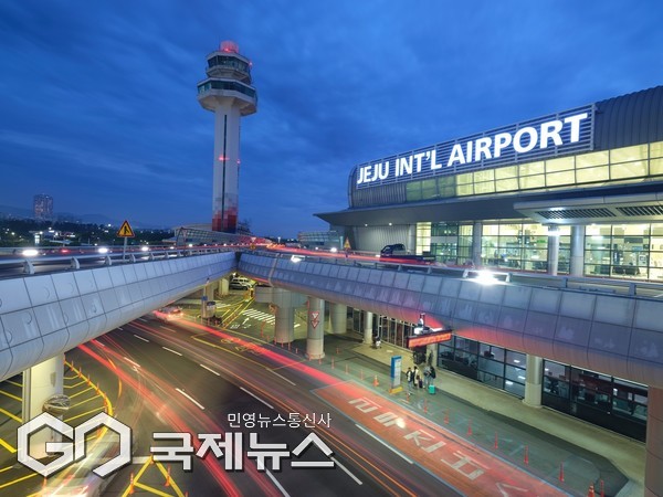 제주시는 오는 12월 1일부터 제주국제공항 1층 도착장(1번~5번 게이트) 구간의 횡단보도, 버스정류장, 소방차 전용구역 등을 대상으로 불법 주정차 차량에 대한 ‘1분 단속’ 제도를 본격 시행한다.[사진=국제뉴스 제주본부 DB]