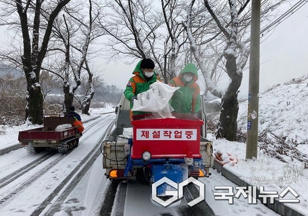 지난해 겨울철 제설 작업 모습(사진=충주시)