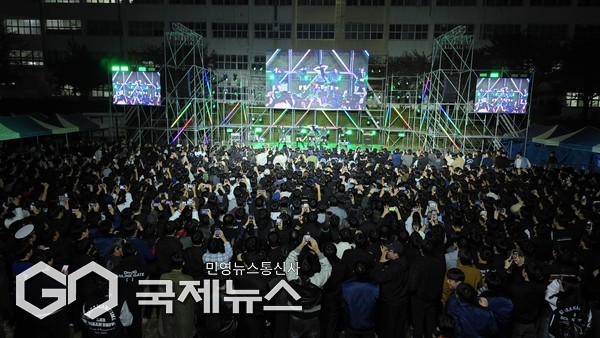 가수 청하가 축하무대를 진행하고 있다/제공=한국해양대