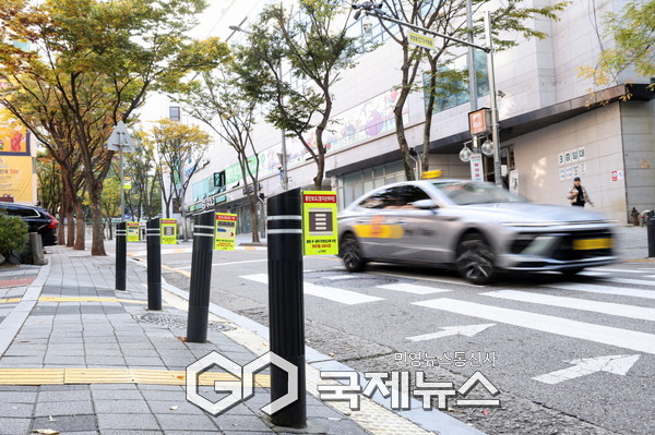 ▲ 의왕시, 불법 주정차 ‘반사스티커 표지판’ 설치 [의왕시제공]