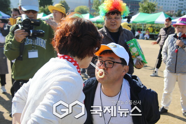 재경강진군향우회 제71차 정기총회 및 제1회 한마음체육대회 양파링건네기 [사진/ 김서중 기자]