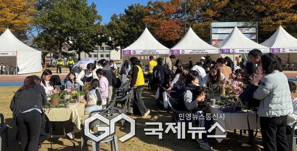 (사진/광명시 제공) 지난 1일 광명시민체육관 일대에서 제10회 광명시청소년진로박람회 ‘진로야! 광명하자!!’가 진행 중이다.