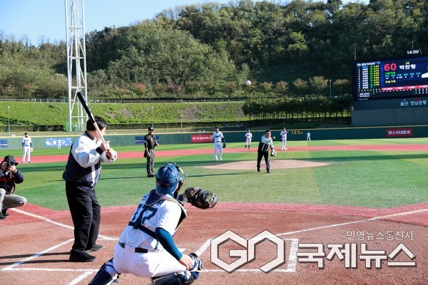 (사진제공=울산시) 2025 울산-KBO Fall리그 롯데vs NC 결승전이 1일 문수야구경기장에서 열린 가운데 김두겸 울산시장이 투수석에 허구연KBO 총재가 타자석에서 시구와 시타를 하고 있다.