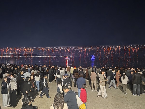 사진은 1일 밤 포항 송도 해수욕장에서 열린 '낙화놀이' 축제 현장 모습. (사진 = 강동진 기자)