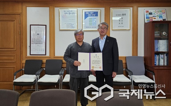 도지정무형유산 이종성 사기장 모범도민 선정(왼쪽부터 이종성 사기장  김진석 충주부시장)/사진=충주시