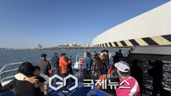 11.1.(토) 한강버스 운항 및 탑승객 모습 [사진제공=서울시청]