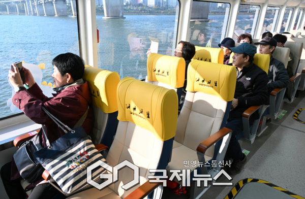 11.1.(토) 한강버스 운항 및 탑승객 모습 [사진제공=서울시청]