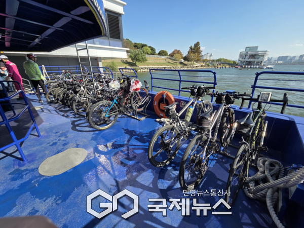 11.1.(토) 한강버스 운항 및 탑승객 모습 [사진제공=서울시청]