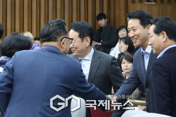 오세훈 2일(일) 오전 10시, 국회 본관에서 열린 「서울·인천·경기·강원 – 국민의힘 지역민생 예산정책협의회」에 참석해 참석자들과 인사를 나누고 있다. [사진제공=서울시청]