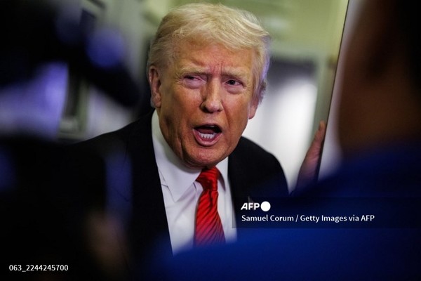 도널드 트럼프 미국 대통령이 2일(현지시간) 플로리다주 웨스트 팜 비치의 팜 비치 국제공항을 이륙한 후 백악관으로 향하는 에어포스 원에서 기자들과 이야기를 나누고 있다. 사진제공/AFP통신