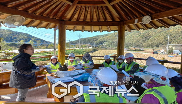 평은면 용혈1리 마을주민들이 환경정비를위한 사전 주의사항 교육을 듣고 있다