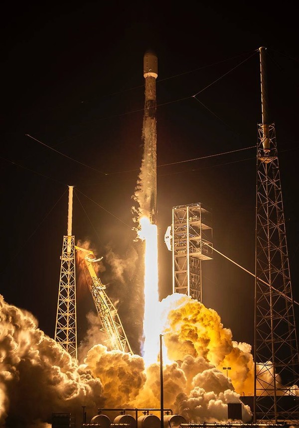 (사진제공=스페이스X) 미국 현지시간 2일(한국시간 2일) 미국 플로리다주 케이프 커너베럴 우주군기지에서 대한민국 정찰위성 5호기가 실린 스페이스X사의 팰컨-9 발사체가 발사되고 있다.