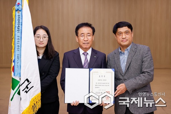 표창장 수여(왼쪽부터 주인순 주무관, 김문근 단양군수, 백승권 기획팀장) /사진=단양군