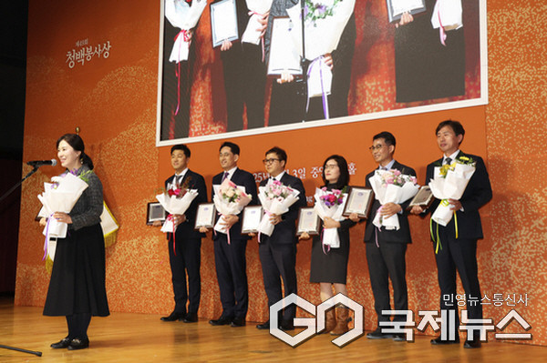 (사진제공/행정 안전부) ‘제49회 청백봉사상 시상식’에서 수상자들이 기념 촬영을 하고있다. ( 맨 오른쪽 백태진 창녕군 지방행정 사무관)