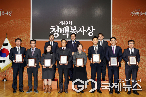 (사진제공/행정 안전부) ‘제49회 청백봉사상 시상식’에서 수상자들이 기념 촬영을 하고있다. ( 백태진 창녕군 지방행정 사무관, 맨 왼쪽))