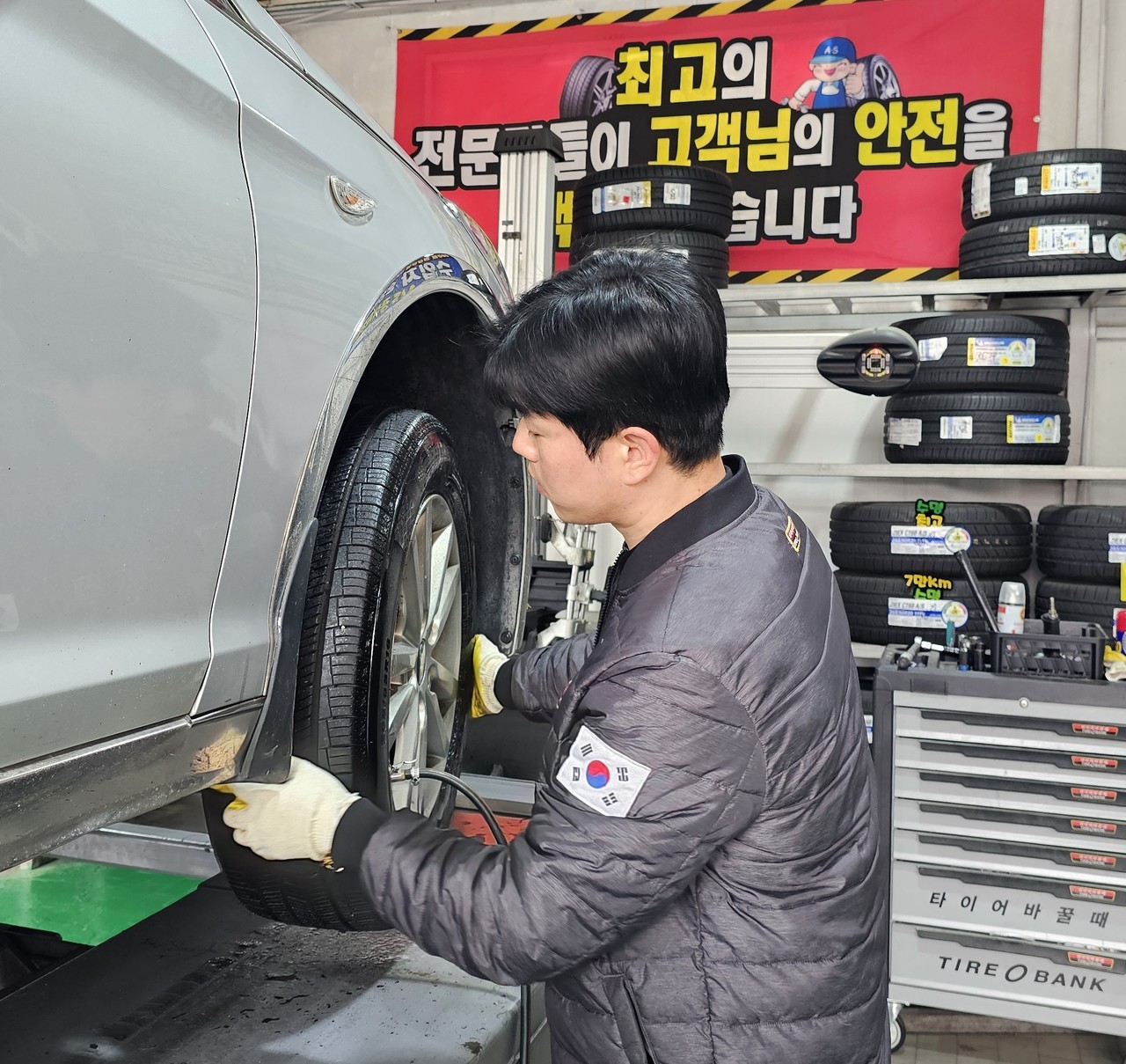 공기압 점검 사진 / 타이어뱅크 제공